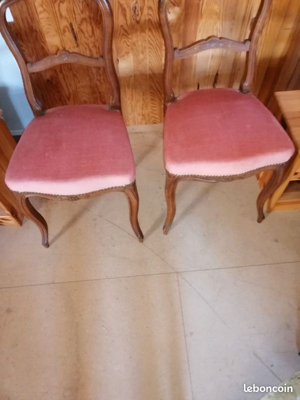 Chaise rouges pieds bois (image 1)