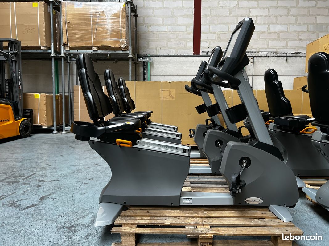 Recumbent Bike R7X Matrix 7X line occasion cardio training vélo semi allongé avec dossier confortable professionnel indoor intérieur (image 2)