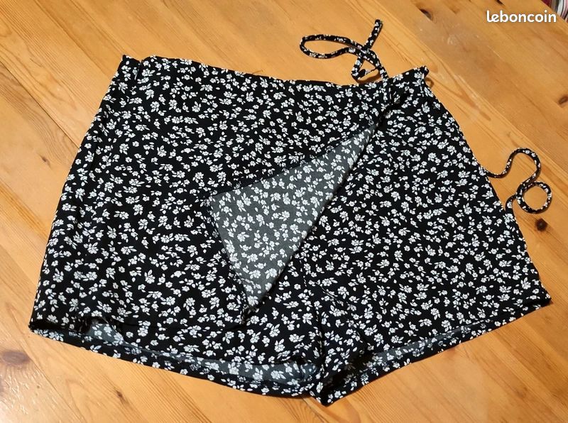 Mini jupe, tablier short fleuri femme Shein taille petite M (image 1)