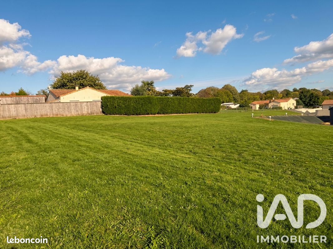 Terrain 617 m² · à La Châtaigneraie · 617 m² · 23 500 €