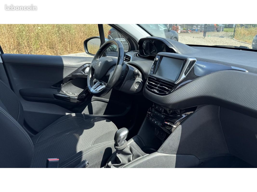 PEUGEOT 208 1.2i 12V - 82 Style (image 30)