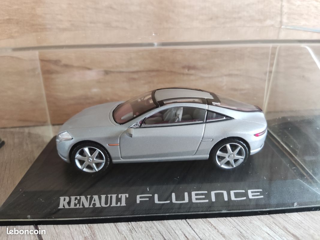 Lot De Voitures Miniatures De Collection Altaya - Renault 1951 Turquoise