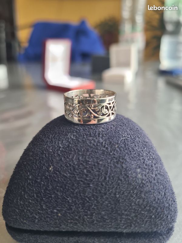 Vase au fini vintage et broderie Crewel de fleurs dans un cadre en métal orné gratuit - France