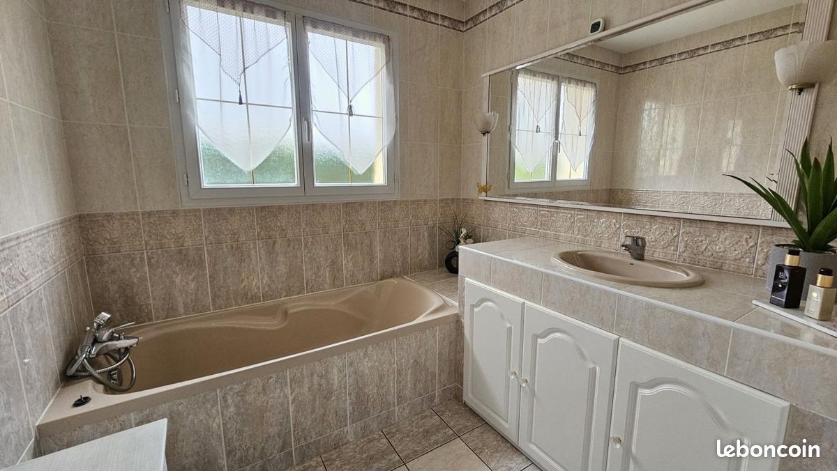 Villa 10 pièces 240 m² - La Lande-de-Fronsac 33240 (image principale 11)