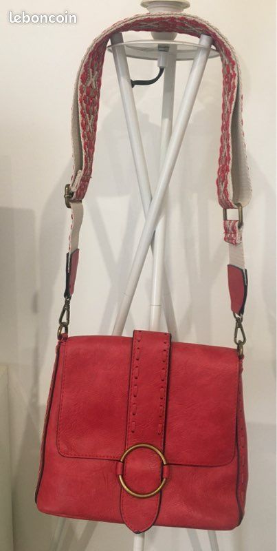 Un petit sac à main de couleur rouge (image 2)