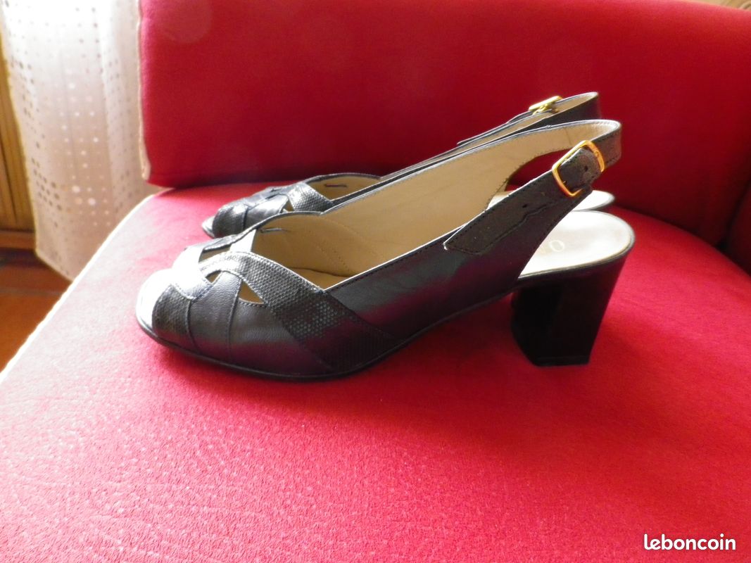 Paire de chaussures bleu marine pointure 36 (image 1)