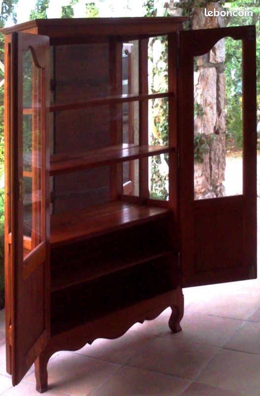 Jolie vitrine de style vitrée sur trois cotés en bois massif (image 2)
