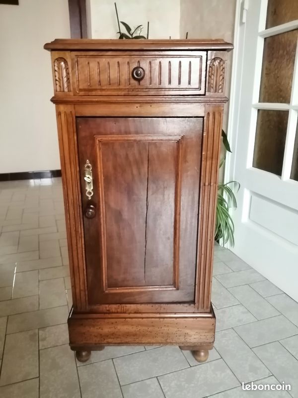Table de chevet en noyer (image 1)