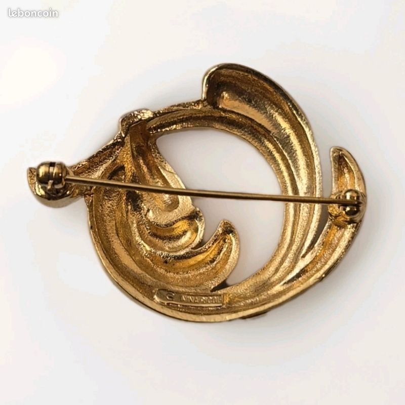 CHANEL (2005) BROCHE en métal argenté et strass rehaussée du sigle