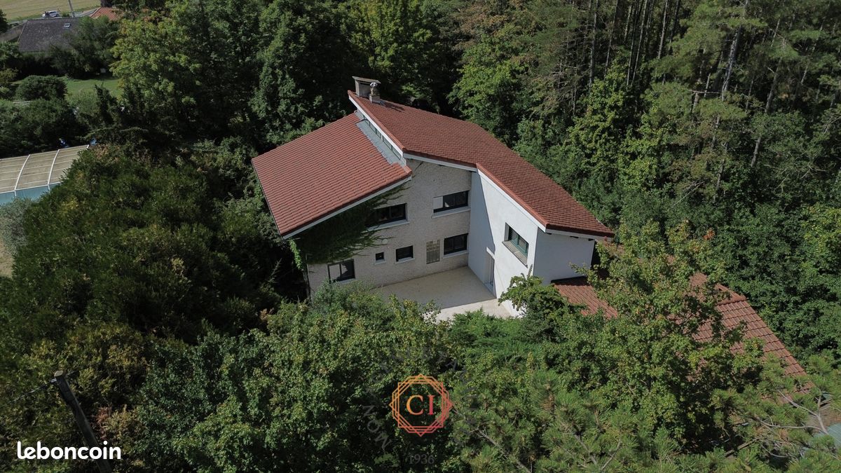Maison 8 pièces 214 m² · à Pessat-Villeneuve · 214 m² · 359 800 €