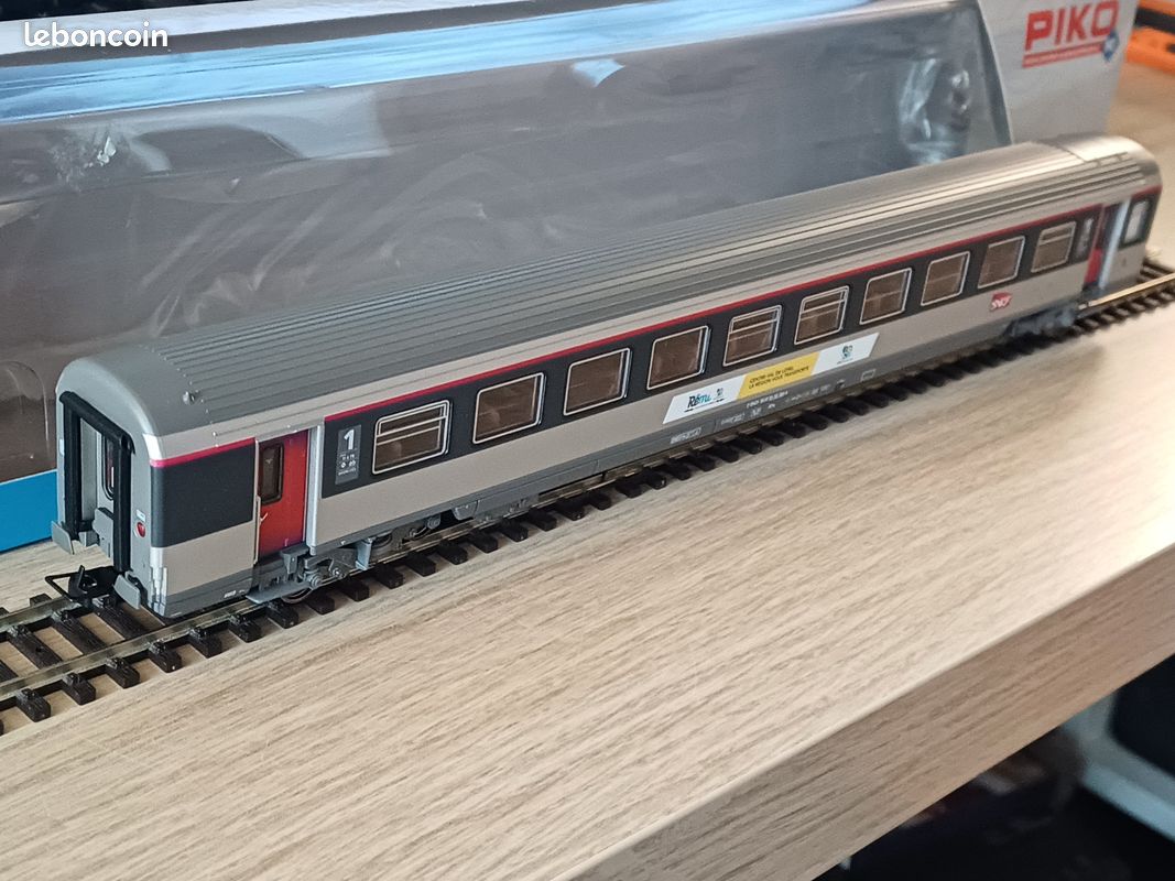 VOITURE CORAIL COUCHETTES 1ère classe SNCF carmillion PIKO HO ref 68633