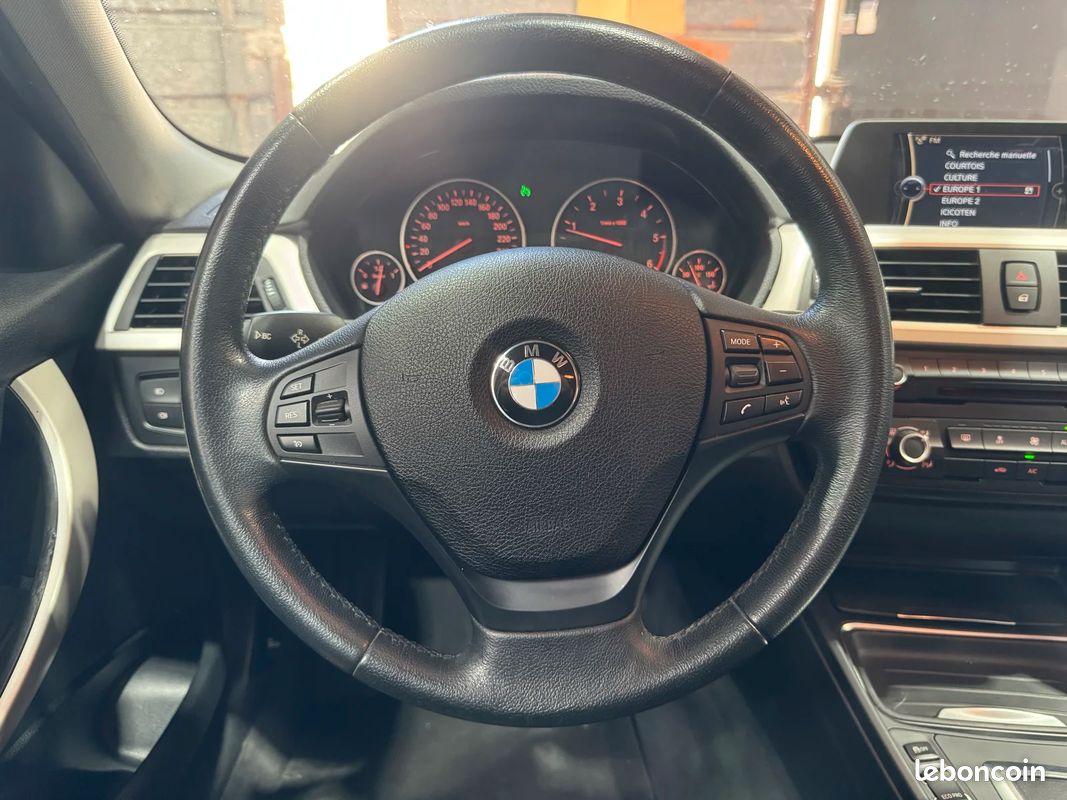 BMW Serie 3 318d Business BVA / Hayon Électrique / Radar de Stationnement (image 29)