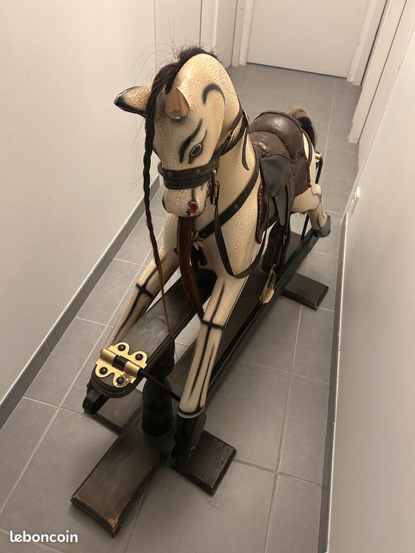 Cheval à bascule ancien (image 1)
