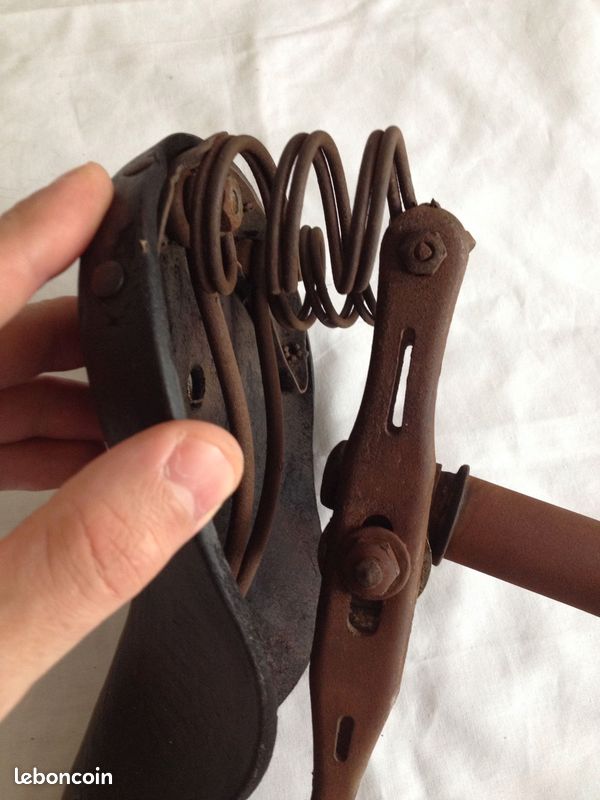 Ancienne selle à ressorts en cuir marque orligne (image 7)