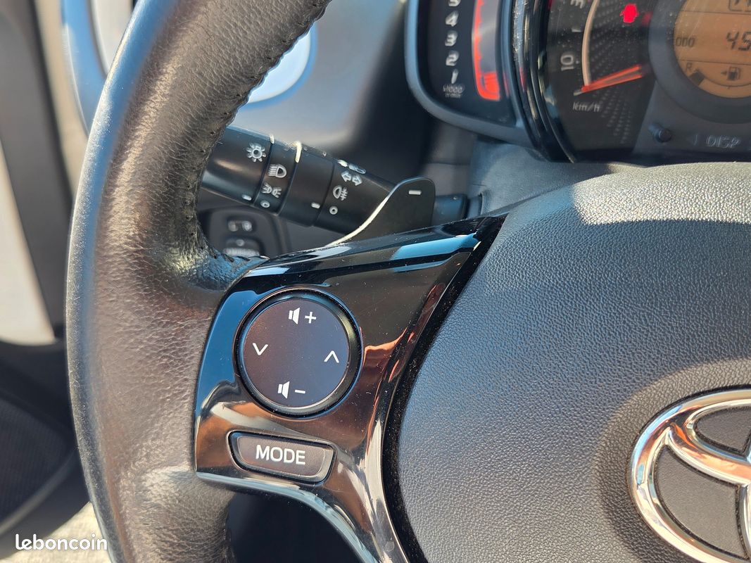 TOYOTA AYGO 1.0 VVTI 70 BOITE AUTO GRAND ECRAN CARPLAY 1er MAIN ENTRETIEN ET GARANTIE TOYOTA (image 29)