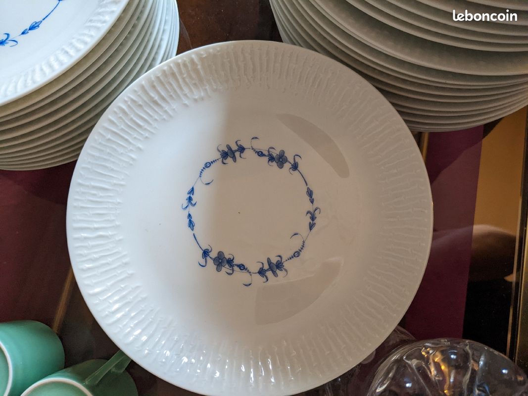 Service porcelaine blanc fleurs bleues (image 6)