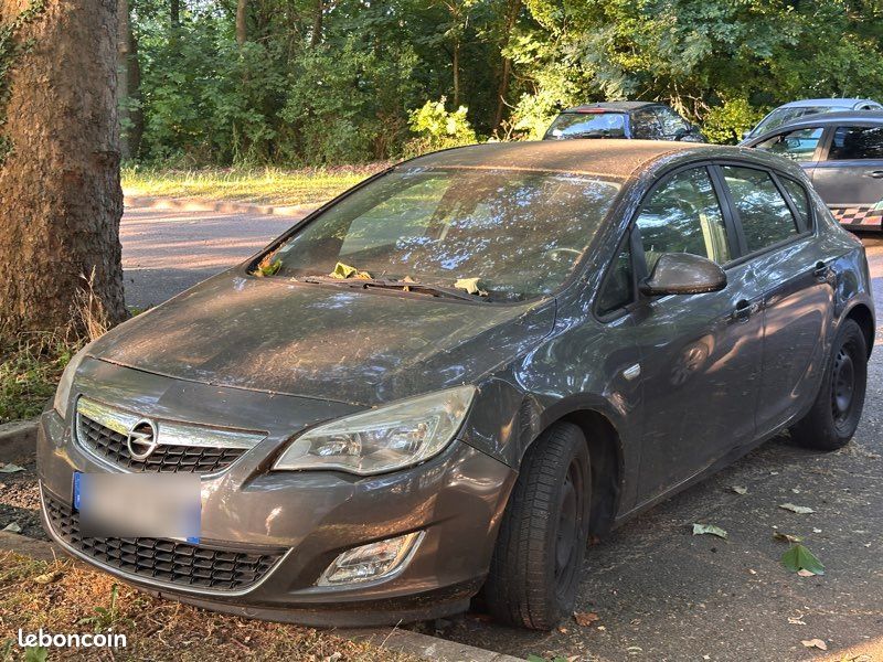 Opel Astra J (image 1)