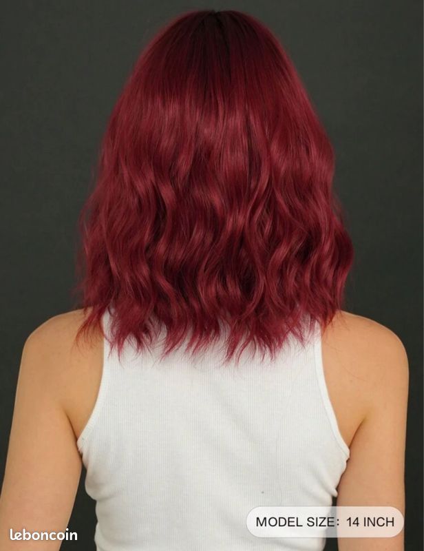 Perruque Synthétique Rouge Bouclée 35cm Avec Frange - Bonnet Taille M - Neuf Sans étiquettes
