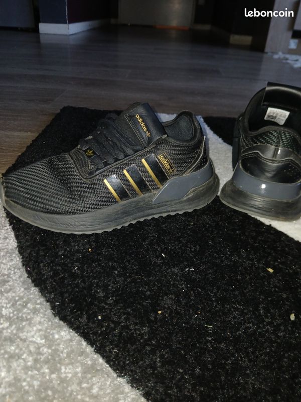 A saisir basket enfant adidas 35,5 (image 1)