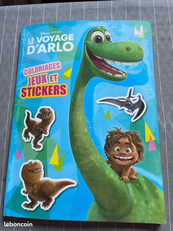 Cahier coloriages, jeux et stickers (image 1)