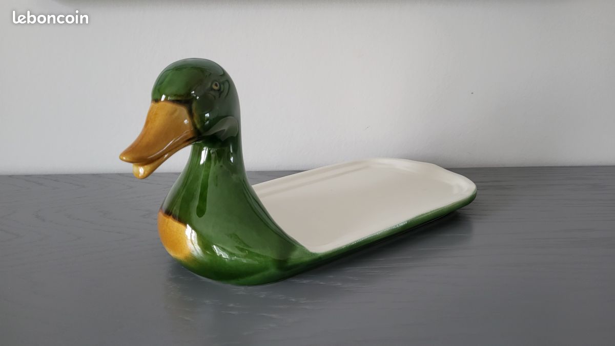 Illustration D'un Dessin Animé Canard Colvert Avec Cou Vert Et Gris Vers Le Bas Avec De Beaux Tons De Bleu Exxmpe