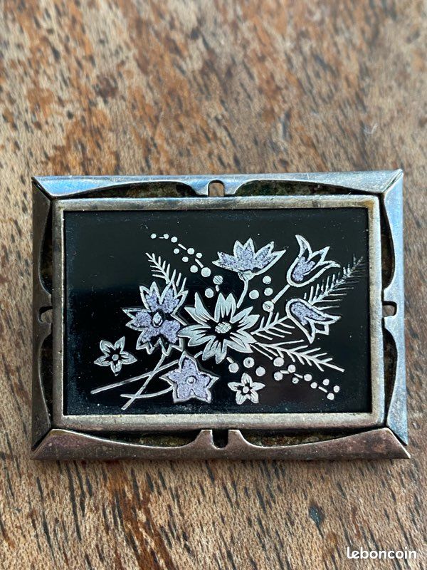 Broche Ancienne Art Déco En Lucite Gravée - Fleurettes Et Feuillage Blancs