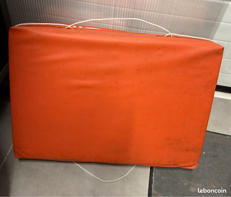 Engin flottant 4 personnes (image 1)