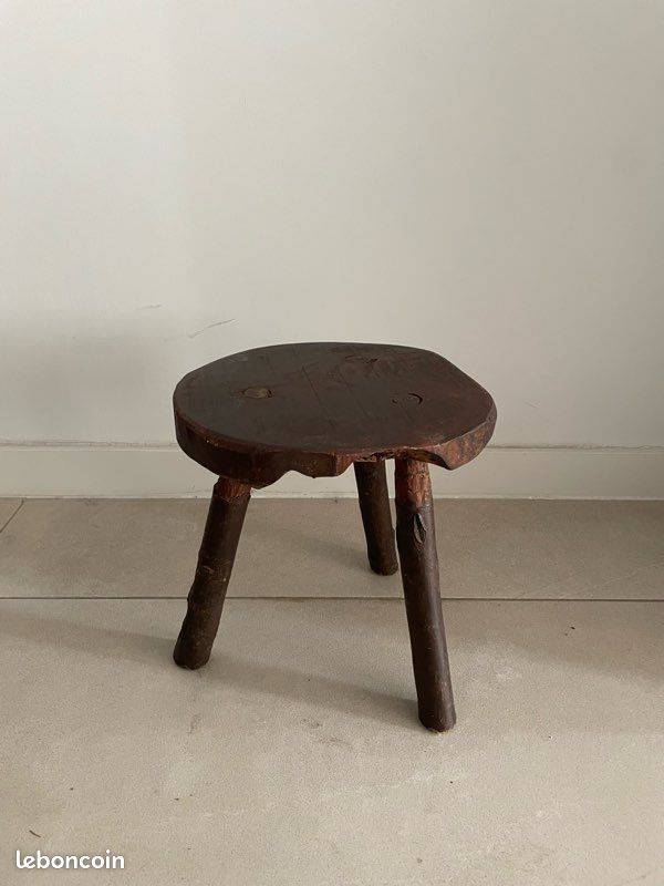 Tabouret brutaliste tripode ancien en bois (image 2)