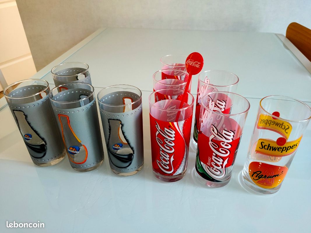 bouteille de boisson gazeuse en verre de marque Orangina Stock Photo