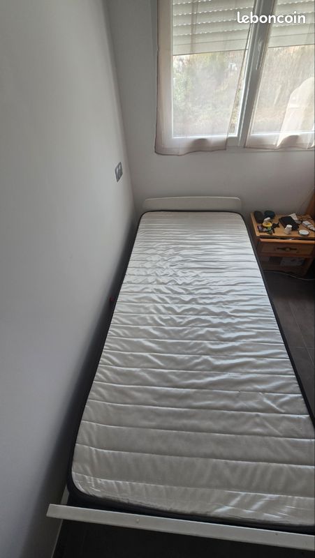 Lit avec sommier et matelas (image 1)