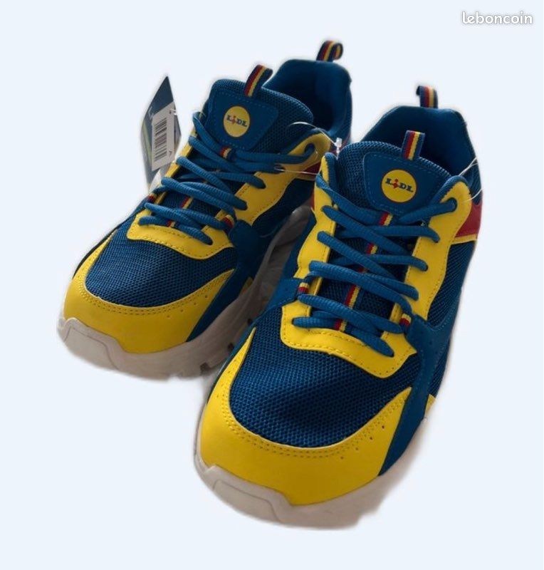 Sneakers (image 2)