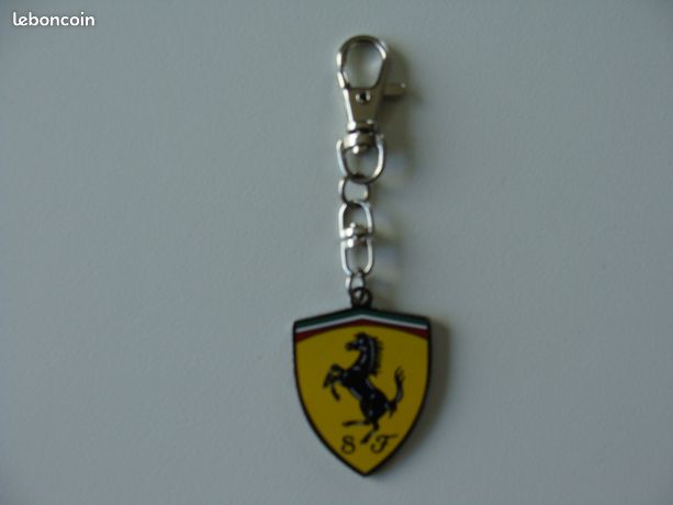 Porte-clé scudetto ferrari en métal et émail