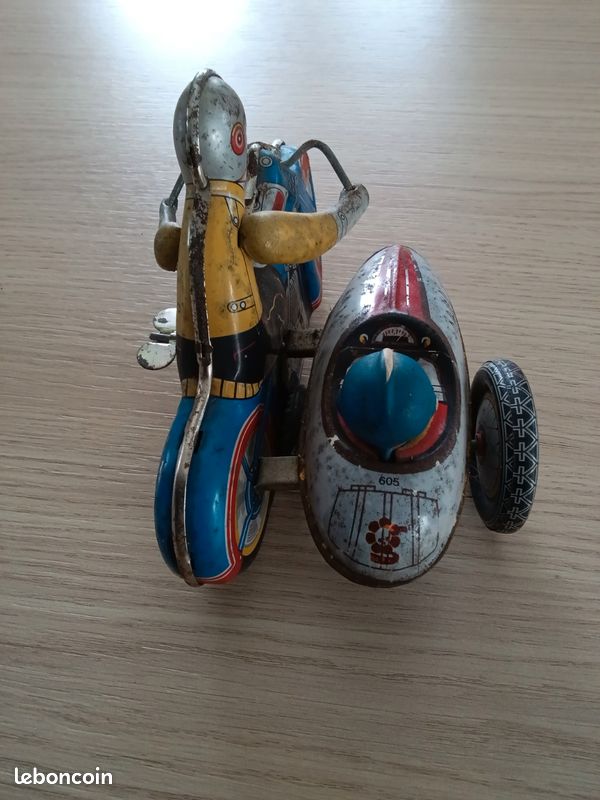 Le side du side-car miniature téléguidé par Joustra au 1/15e incomplet