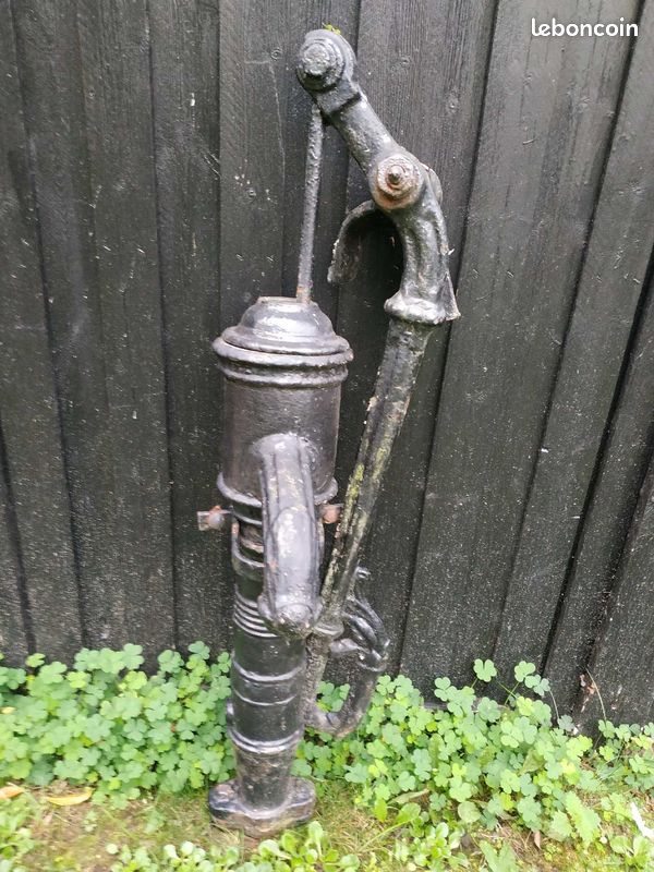 Ancienne pompe à eau en fonte (image 1)