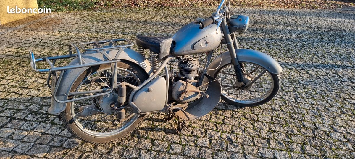 Moto Ancienne De Collection - Modèle Vintage - Occasion Avec Quelques Marques - Pièce De Caractère