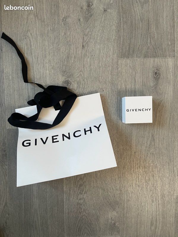 Boucles d'oreilles Givenchy logo dorées neuves (image 3)