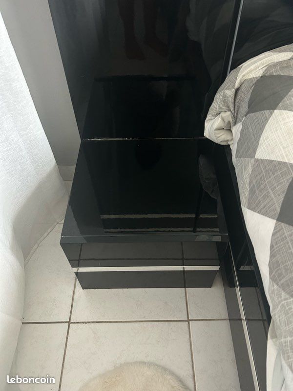 Chambre avec Lit, 2 table de chevets et une commode en noir laqué (image 5)