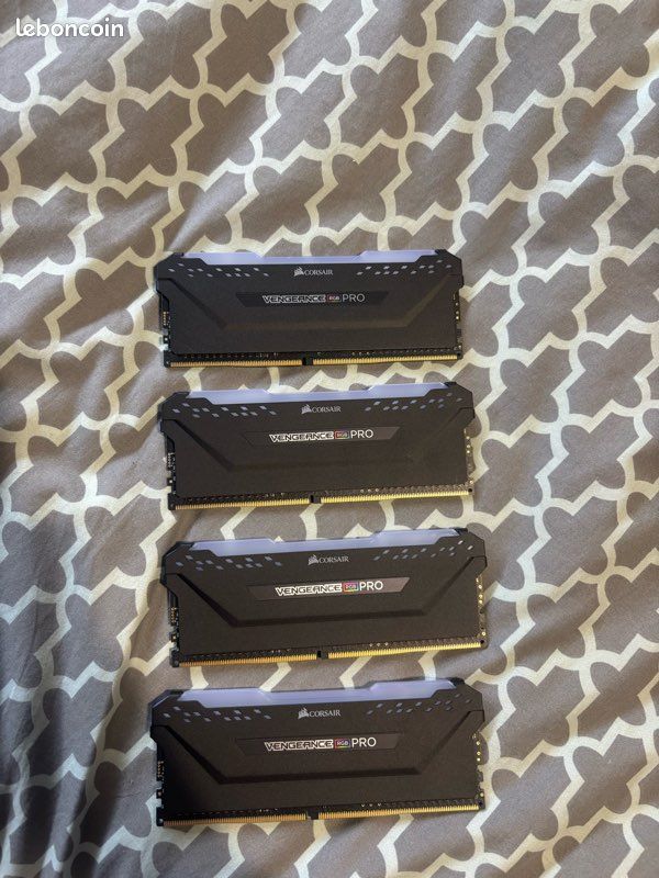 Lot de 4 barrettes Vengeance pro RGB DDR4 32GB ( 4x8GB) (image 1)