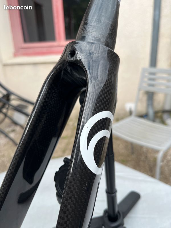 Fourche Carbone KUOTA KURARO 700c – Pivot 1'1/8 - 1.5 Conique – Noir/Gris – Neuve