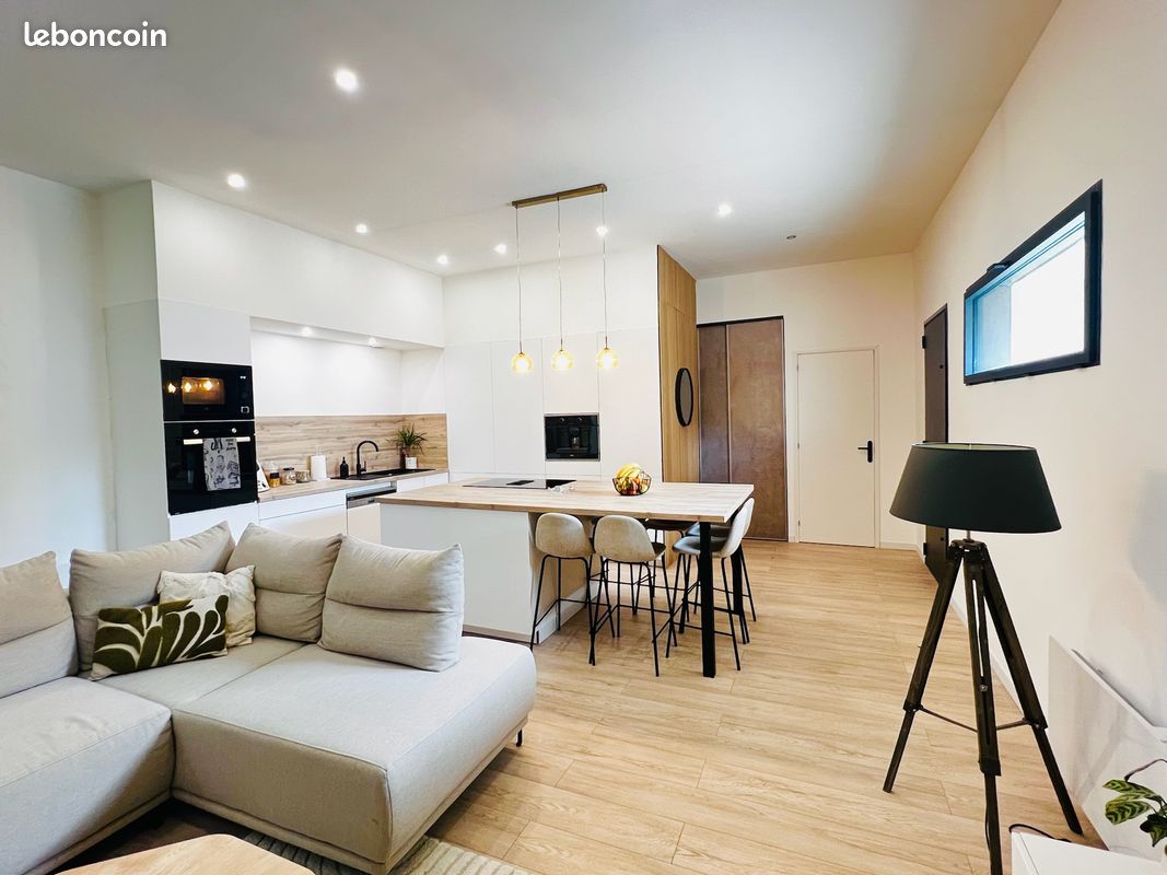 Maison de ville entièrement rénovée d'une surface totale de 126 m² avec garage - Migné-Auxances 86440 (image principale 0)