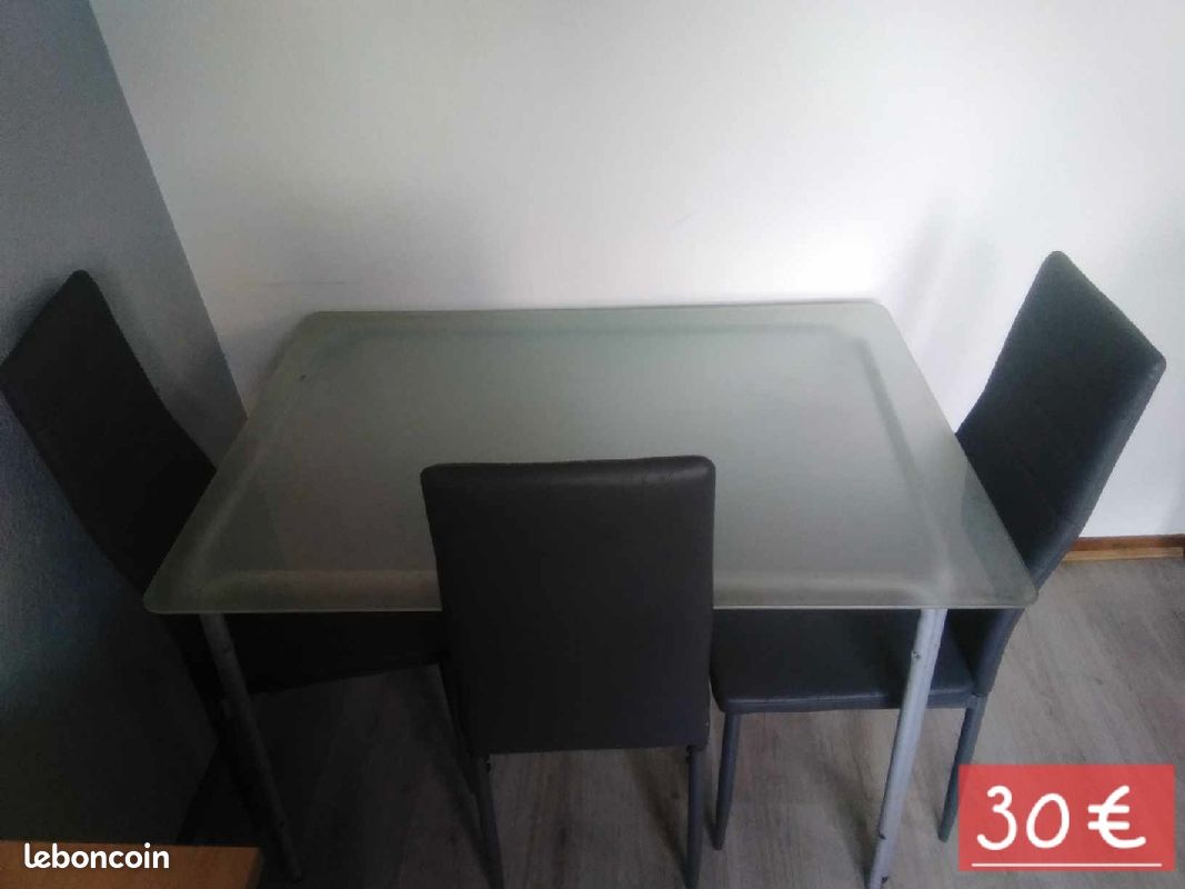 Petite table + 3 chaises (image 1)