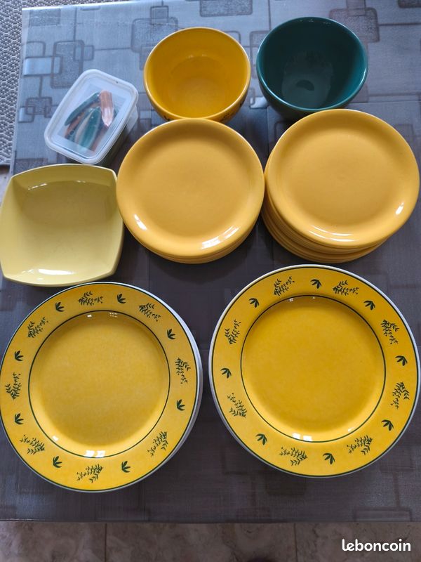 Assiettes bols et plat jaunes (image 1)