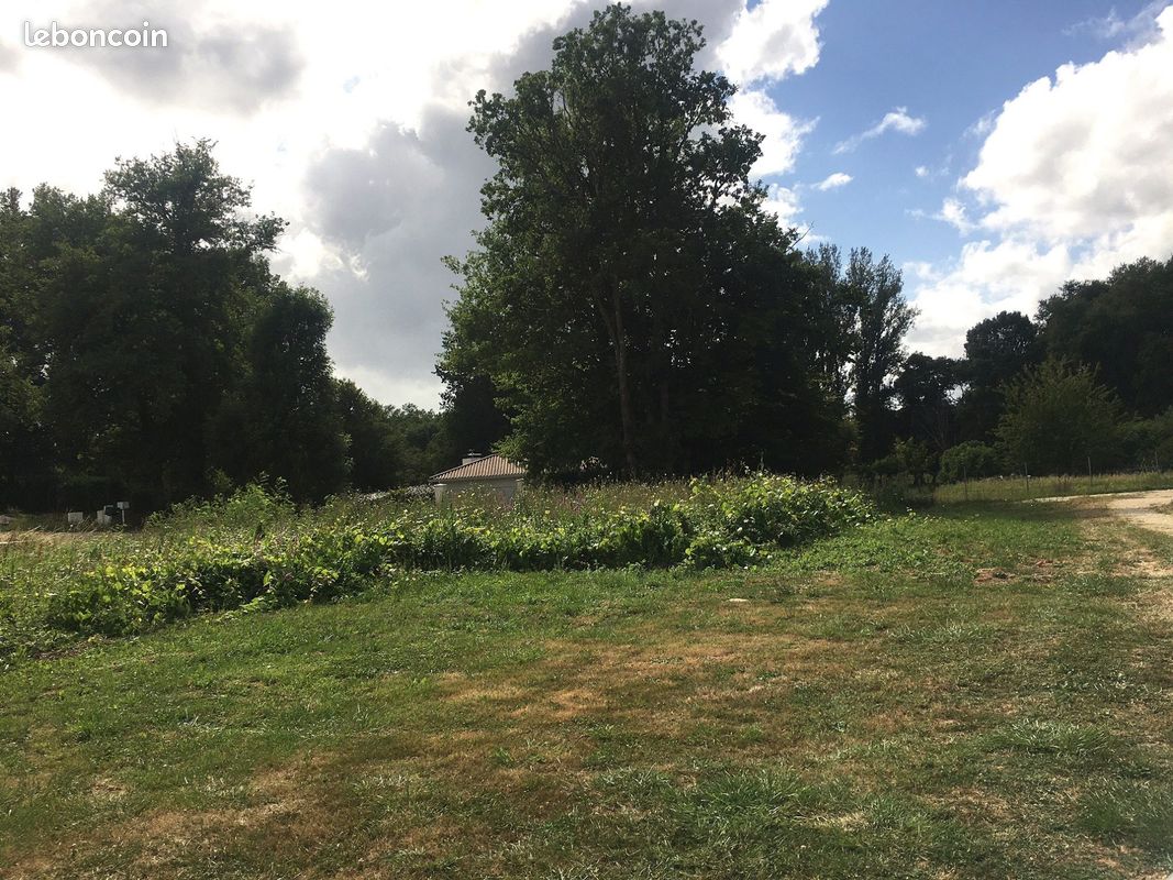Terrain 700 m² · à Targon · 700 m² · 76 000 €