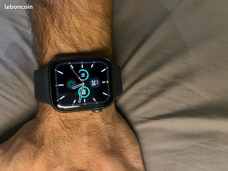 Apple Watch SE (2nd Gen) 44mm Gris sidéral Montres Bijoux