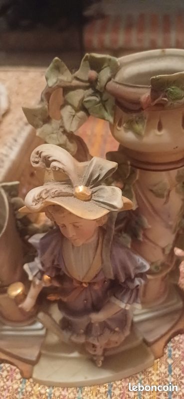 Paire de statues décoratives anciennes – Couple romantique avec colonnes – Style XIXᵉ (image 3)
