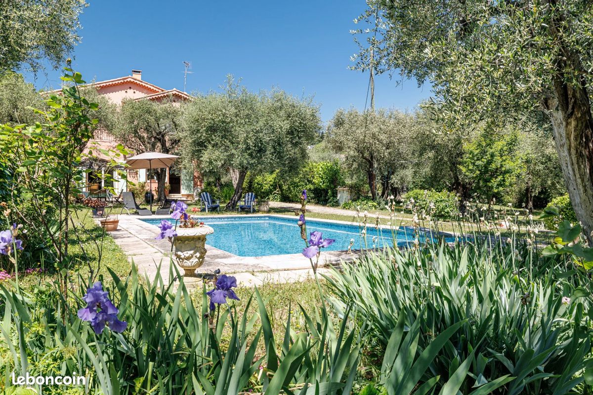 Maison 10 pièces 238 m² · à Châteauneuf-Grasse · 238 m² · 1 295 000 €