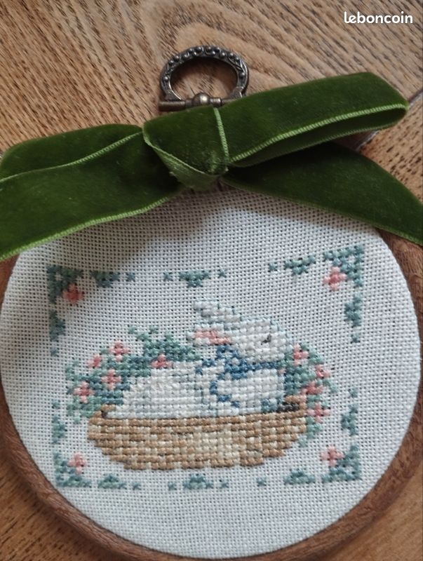 Cadre rond avec broderie point de croix 'Lapin dans son panier' (image 2)