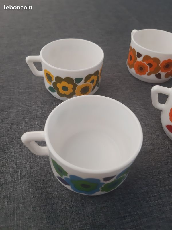 Ensemble de 6 mugs / tasses publicitaires en Arcopal vintage modèle Mobil
