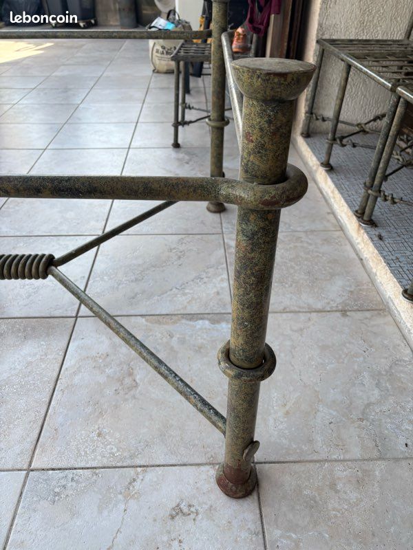 Chaises et pied de table en fer forgé (image 4)