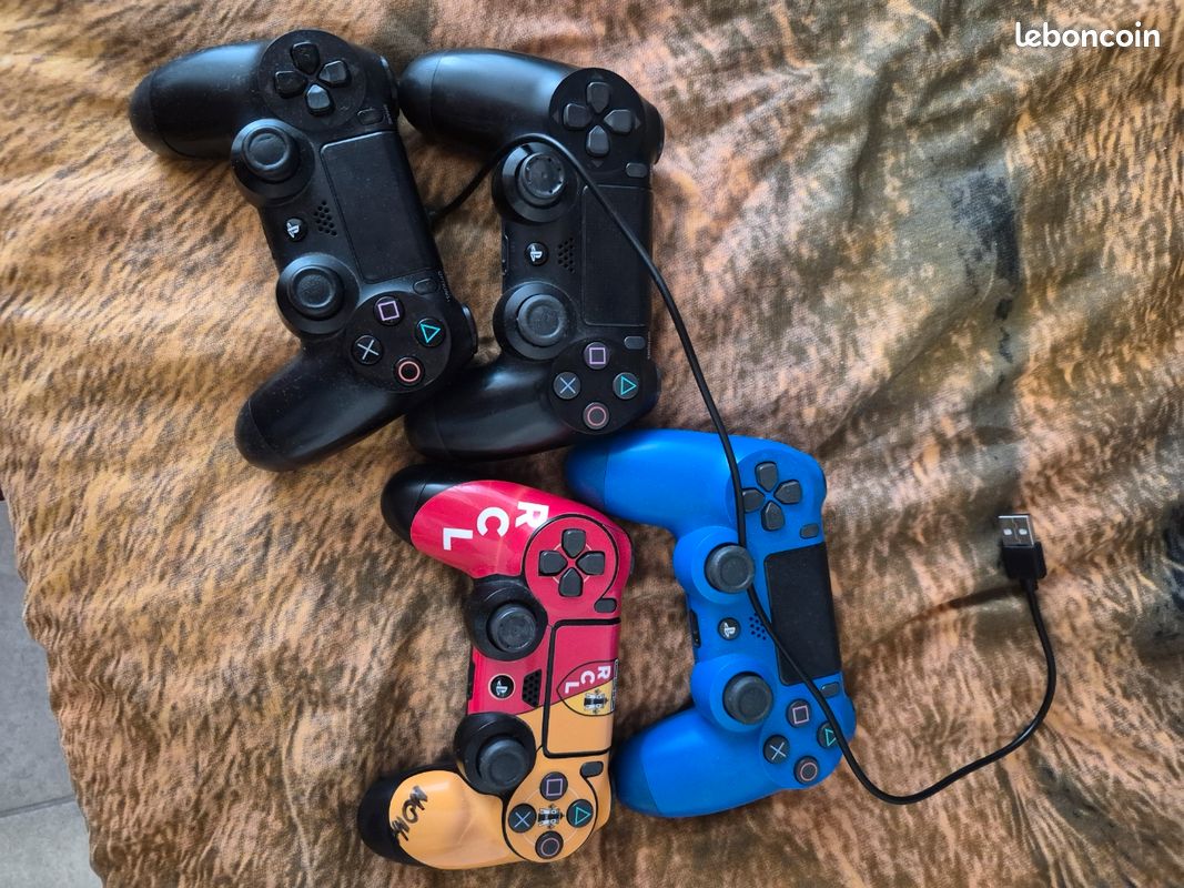 Vends PlayStation 4 avec 4 manettes et le chargeur + le porte casque et 2 jeux le tout en TBE (image 3)